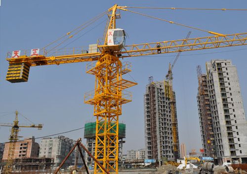 窗外大型的建筑機(jī)械是破財(cái)?shù)囊淮笤搭^